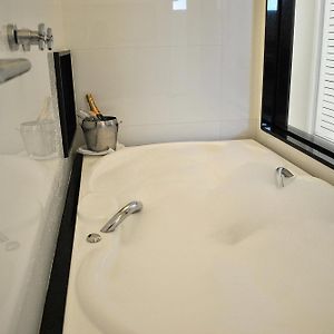 King Room Spa Bath